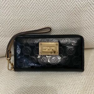 Like new Michael Kors patent leather wristlet.